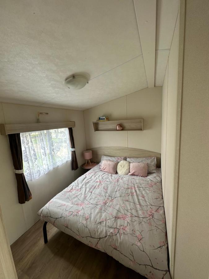 Angie'S Caravan At Seawick Hotel Saint Osyth Exterior photo