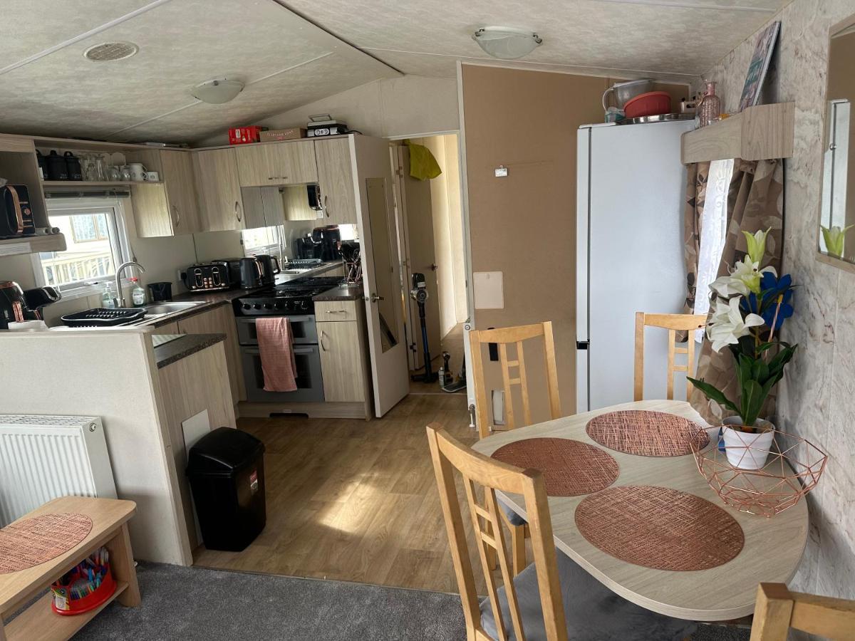 Angie'S Caravan At Seawick Hotel Saint Osyth Exterior photo