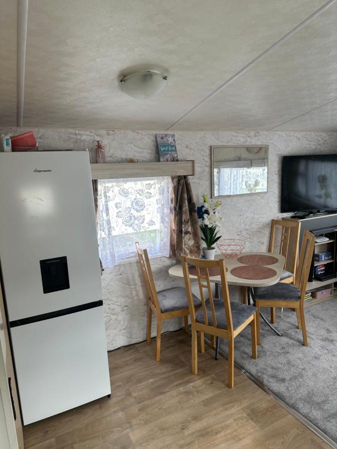 Angie'S Caravan At Seawick Hotel Saint Osyth Exterior photo