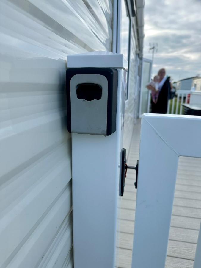 Angie'S Caravan At Seawick Hotel Saint Osyth Exterior photo